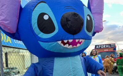 El AMPA Dulce Chacón participa en el desfile con una carroza llena de color.